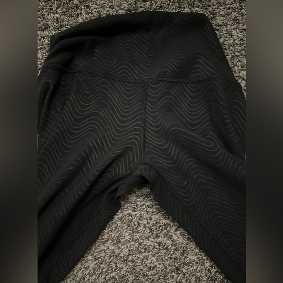 Very rare!!!Lululemon Align High Rise Pant in Aqueous Emboss Black, Size 6 - Picture 5 of 6